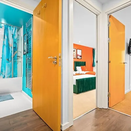 Apartment Spacious 2 Bed B'ham Cc With Parking Sleeps 7 *