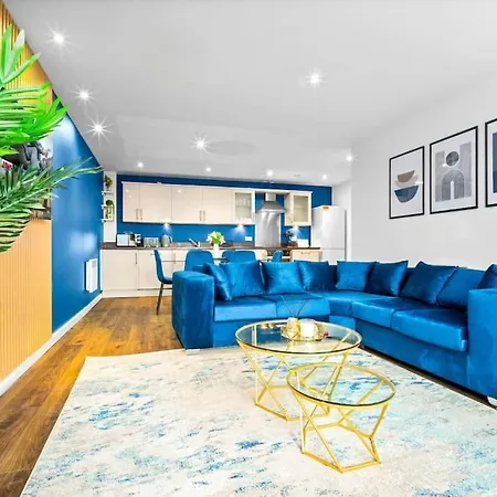 Spacious 2 Bed B'ham Cc With Parking Sleeps 7