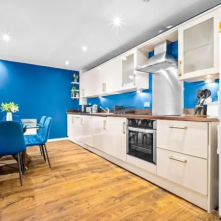 Spacious 2 Bed B'ham Cc With Parking Sleeps 7 *